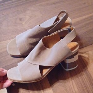 COCLICO Pebbled Leather Taupe Open-Toe Sandals with Inlaid Wood Heel EU 38.5